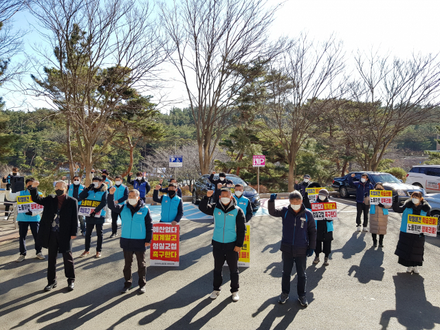 8일 오후 포항시 북구 흥해읍 선린대학교 본관 앞에서 선린대 노조원들이 총파업 출정식을 열고 있다. 배형욱 기자