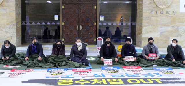 국민의힘 곽상도 의원 등이 8일 국회 본청 본회의장 앞에서 