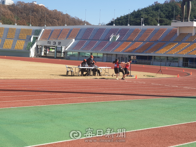 경북도교육청은 전국 최초로 릴레이 마라톤 대회를 시행해 학생 선수들의 기량 유지와 재능 있는 학생 발굴에도 힘썼다. 릴레이 마라톤은 다른 선수들과 접촉없이 참가 학생들만 계주 형식으로 달리기를 시행해 최종 기록으로 수상자를 선정했다. 경북도교육청 제공