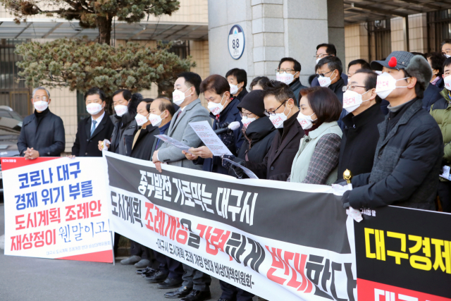 지난 9일 오전 중구의회, 중구 도시계획 조례 개정 반대 비상대책위원회(이하 비대위)를 비롯한 주민 70여명은 대구시의회를 찾아 