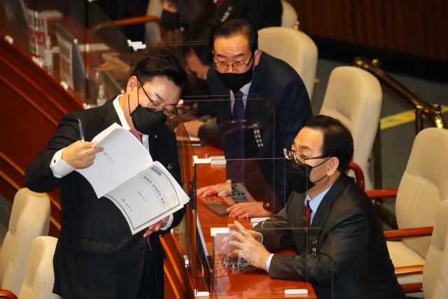 9일 오후 국회에서 열린 본회의에서 국민의힘 주호영 원내대표와 김성원 원내수석부대표가 