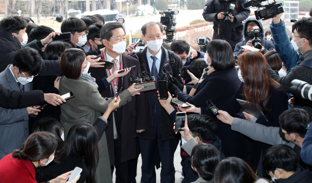 윤석열 검찰총장 측 특별변호인인 이완규 변호사(오른쪽)가 10일 오전 윤 총장에 대한 검사징계위원회가 열린 정부과천청사 법무부에 도착해 취재진의 질문에 답변하고 있다. 연합뉴스