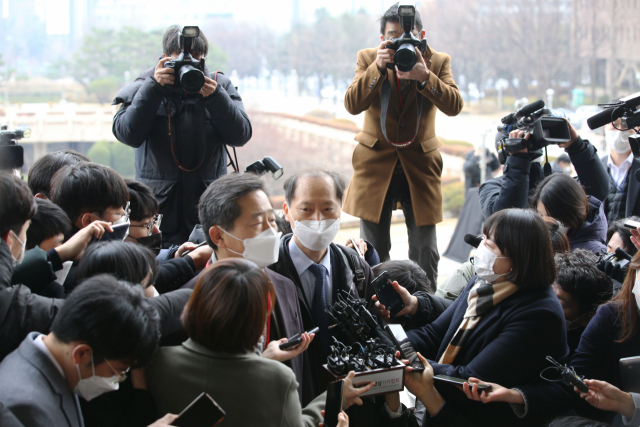 윤석열 검찰총장 측 특별변호인인 이완규 변호사(오른쪽)가 10일 오전 윤 총장에 대한 검사징계위원회가 열린 정부과천청사 법무부에 도착해 취재진의 질문에 답하고 있다. 연합뉴스