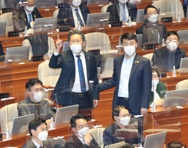 10일 오후 국회에서 열린 공수처법 개정안 처리 등을 위한 본회의에서 더불어민주당 정청래 의원이 국민의 힘 의원석을 향해 입장시 욕설 발언을 사과하라고 소리치고 있다. 그 옆은 김남국의원. 연합뉴스