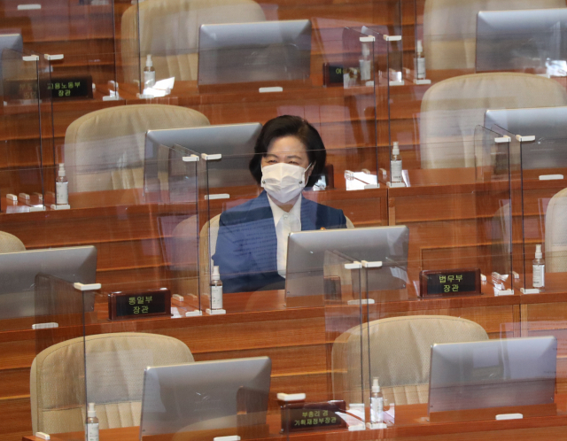 추미애 법무부 장관이 10일 오후 서울 여의도 국회에서 열린 본회의에서 고위공직자범죄수사처(공수처) 설치 및 운영에 관한 일부개정법률안이 통과된 후 미소를 지으며 장관석에 앉아 있다. 연합뉴스