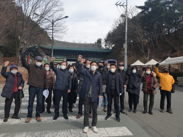 동화사가 팔공산 구름다리 사업 반대 의사를 밝히면서 인근 상인들이 강하게 반발하고 있다. 팔공산 상가연합회가 10일 동화사 매표소 앞에서 팔공산 구름다리 조성을 촉구하는 성명서를 발표하고 있다. 박상구 기자