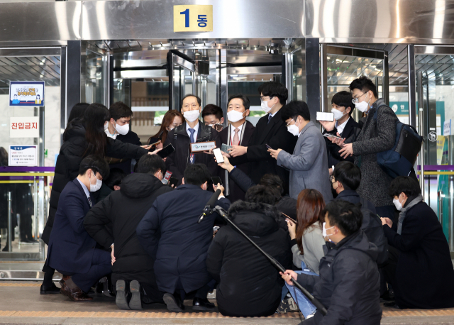 윤석열 검찰총장 측 특별변호인 이완규 변호사(왼쪽)가 10일 열린 윤 총장에 대한 검사징계위원회 종료 후 정부과천청사 법무부에서 나서며 취재진 질문에 답하고 있다. 오른쪽은 이석웅 변호사. 연합뉴스