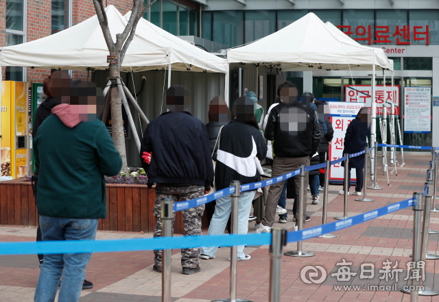 지난 11일 대구 달성군 영신교회에서 코로나19 확진자가 다수 발생한 가운데 해당 교회 인근 계명대 동산병원 선별진료소 앞에서 시민들이 검사 차례를 기다리고 있다. 우태욱 기자 woo@imaeil.com