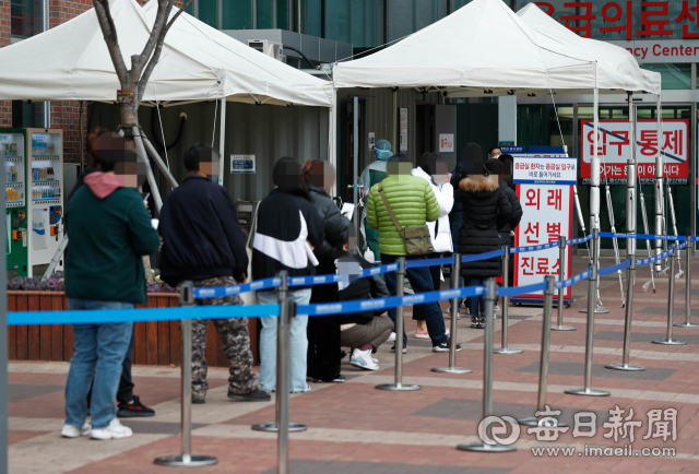 11일 대구 달성군 영신교회에서 코로나19 확진자가 다수 발생한 가운데 해당 교회 인근 계명대 동산병원 선별진료소 앞에서 시민들이 검사 차례를 기다리고 있다. 우태욱 기자 woo@imaeil.com