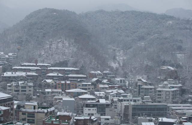 서울 전역을 비롯한 전국 곳곳에 대설주의보가 내려진 13일 오전 서울의 한 주택가에 눈이 쌓여 있다. 연합뉴스