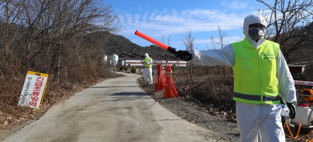 2일 경북 상주시 공성면 산란계 농장에서 고병원성 조류인플루엔자(AI)가 확진된 가운데 이날 농장 출입이 통제되고 있다. 연합뉴스