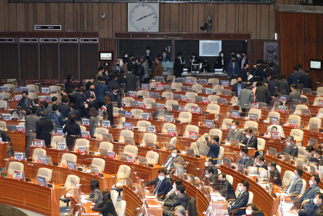 13일 국회 본회의장에서 박병석 국회의장이 국가정보원법 전부개정법률안에 대한 필리버스터 종결 표결을 예고하자 국민의힘 의원들이 본회의장을 빠져나가고 있다. 연합뉴스