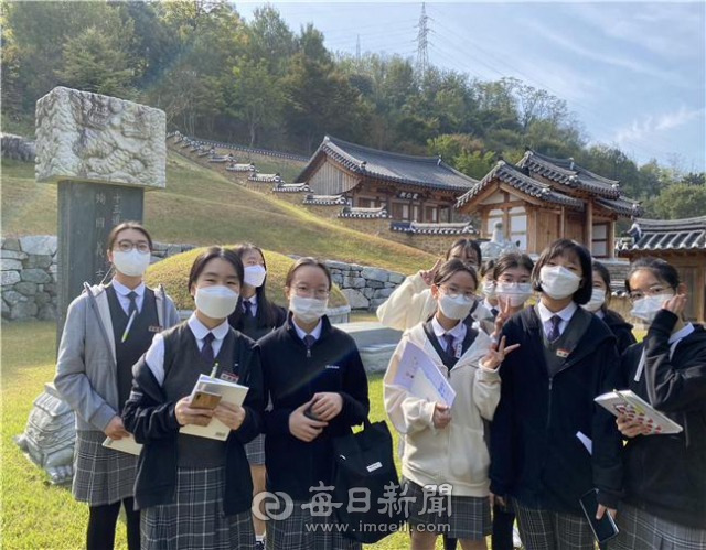 경북 구미여자중학교 학생들이 구미 대표 독립운동가 왕산 허위 선생기념관을 방문해 직접 기자처럼 현장을 취재한 후 기념촬영을 하고 있다. 구미여중 제공