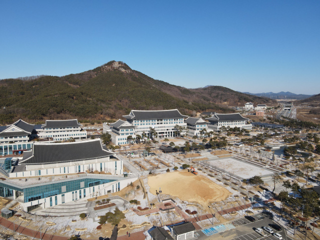 14일 경북도청 본관 앞 정원에서 중장비를 투입한 기념수 공원 조성 기반공사가 진행되고 있다. 윤영민 기자