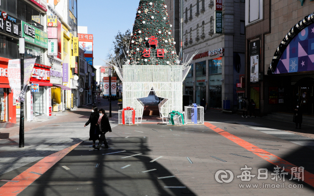 14일 오후 대구 중구 동성로. 연말연시와 수능 이후 특수를 맞았지만, 코로나19 재확산으로 거리가 한산한 모습이다. 우태욱 기자 woo@imaeil.com