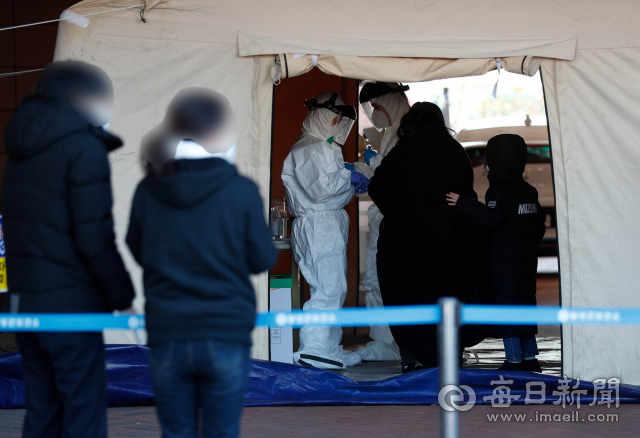 14일 오후 대구 달성군보건소에서 의료진이 코로나19 진단검사를 위해 분주히 움직이고 있다. 대구경북에서 코로나19 확진자가 최근 급증하면서 감염 확산에 대한 우려가 커지고 있다. 우태욱 기자 woo@imaeil.com