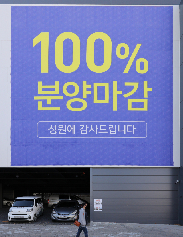 지난달 16일 오후 대구 시내 일대 아파트 모델하우스에 100% 분양 마감과 분양 경쟁률을 알리는 현수막이 붙어 있다. 김영진 기자 kyjmaeil@imaeil.com