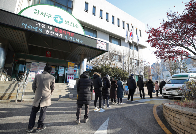 15일 오전 서울 강서구보건소에 마련된 코로나19 선별진료소를 찾은 시민들이 줄지어 서 있다. 연합뉴스