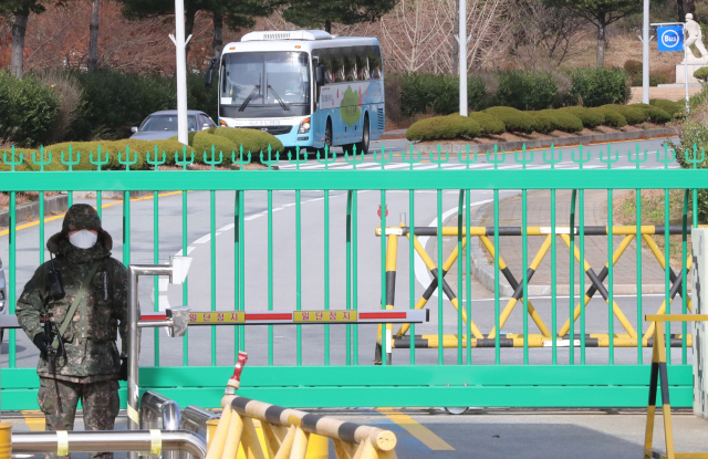 전남 장성군 상무대에서 코로나19 확진 군인을 태운 버스가 국군 대전통합병원으로 이동하고 있다. 연합뉴스DB