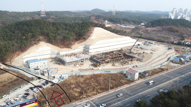 경북 포항시 북구 양덕동에 신축 중인 포항북부경찰서 신청사. 검정선 쪽으로 인근 도시개발사업조합 소유의 도로가 계획돼 있다. 포항북부경찰서 제공