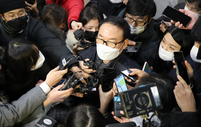 16일 새벽 윤석열 검찰총장 검사징계위원회 2차 심의를 마친 정한중 징계위원장 직무대리가 법무부 청사를 나서고 있다. 법무부 검사징계위원회는 윤석열 검찰총장의 징계 혐의를 인정하고 정직 2개월 처분을 내렸다. 연합뉴스