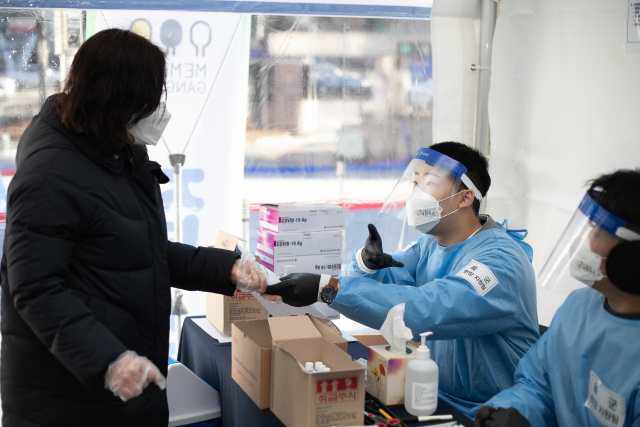 16일 서울 삼성동에 마련된 임시선별검사소에서 육군 수방사 장병들이 주민을 안내하고 있다. 연합뉴스