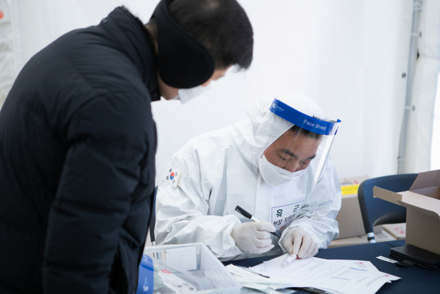 16일 서울 개포동에 마련된 임시선별검사소에서 육군 수방사 장병들이 주민을 안내하고 있다. 연합뉴스