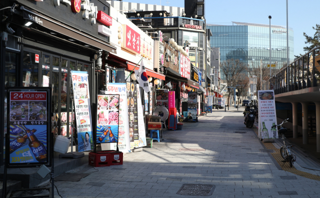 국내 신종 코로나바이러스 감염증(코로나19) 신규 확진자가 연일 1천 명대를 기록하면서 위기감이 커지고 있다. 사진은 17일 서울 마포구 홍대거리 식당가 모습. 연합뉴스