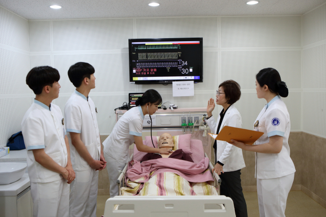 문경대 간호학과 학생들이 실습 교육을 받고 있다. 문경대 제공