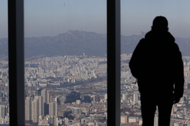 지난 14일 서울 송파구 롯데월드타워 전망대 서울스카이에서 바라본 서울 시내 아파트 단지 모습. 연합뉴스