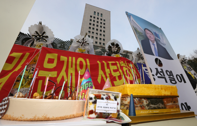 18일 오전 서울 서초구 대검찰청 앞에 윤석열 검찰총장 환갑을 맞이해 지지자들이 가져다놓은 생일 축하 케이크와 떡이 놓여 있다. 연합뉴스