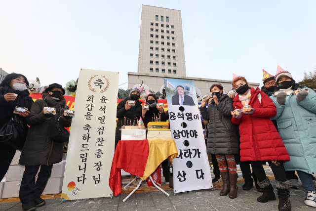 18일 오전 서울 서초구 대검찰청 앞에서 윤석열 검찰총장 지지자들이 윤 총장의 환갑을 맞아 생일 축하 노래를 부르고 있다. 연합뉴스