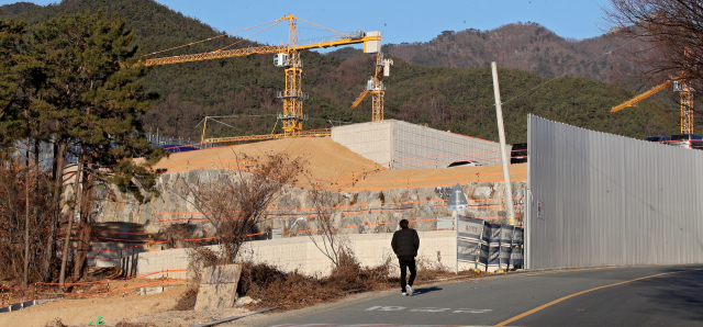 대구 동구 도학동 주민들이 인근 국가정보자원관리원 대구센터 공사장에서 불거지는 소음과 먼지 피해를 호소하고 있다. 사진은 공사 현장. 김영진 기자 kyjmaeil@imaeil.com