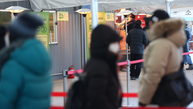 휴일인 19일 오전 서울 중구 시청 앞 서울광장에 마련된 임시 선별진료소에서 시민들이 검사를 받기 위해 줄을 서 있다. 이날 국내 신종 코로나바이러스 감염증 신규 확진자 1,053명이 발생했다. 연합뉴스