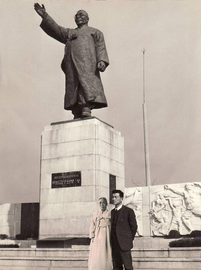 1960년대 후반 독립운동가 아들인 고 김인원 씨가 어머니와 함께 남산야외음악당 앞 백범 김구 선생 동상에서 찍은 사진. 가족제공.