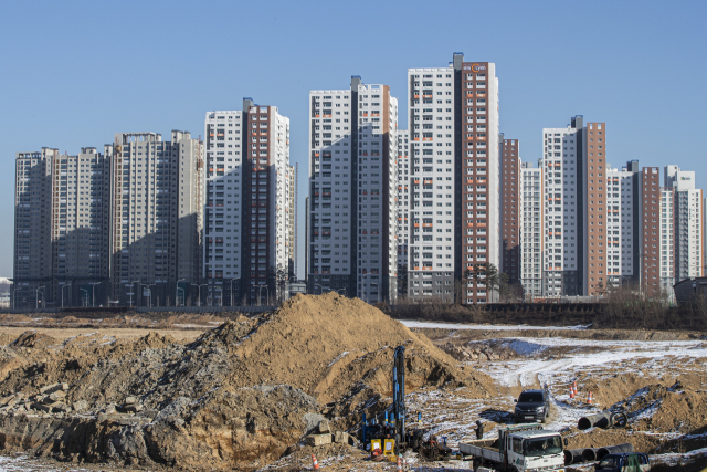 정부는 17일 주거정책심의위원회를 열고 조정대상지역으로 부산 9곳, 대구 7곳, 광주 5곳, 울산 2곳, 파주·천안·전주·창원·포항 등 총 36곳을 지정했다. 조정대상지역으로 지정되면 해당 지역에 세제 강화와 금융규제 강화, 청약 규제 강화 등이 적용되며 주택 구매 시 자금조달계획서도 제출해야 한다. 사진은 17일 파주 운정신도시 일대의 모습. 연합뉴스