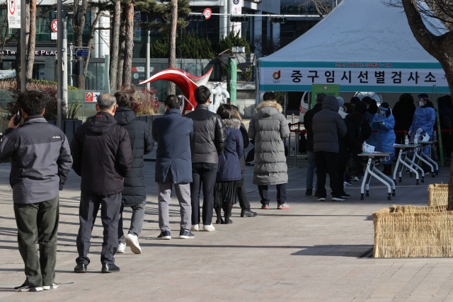 20일 서울광장에 마련된 중구 임시 선별검사소에서 시민들이 줄지어 서서 검사 순서를 기다리고 있다. 이날 0시 기준 국내 코로나19 신규 확진자는 1천97명으로 역대 최다를 기록했다. 연합뉴스