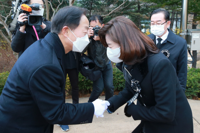 나경원 전 의원(오른쪽)과 김현철 김영삼민주센터 상임이사가 20일 오후 서울 동작구 국립서울현충원에서 열린 고 김영삼 전 대통령 서거 5주기 추모식에서 악수하고 있다. 연합뉴스