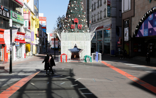 지난달 대구 중구 동성로의 모습 연말연시와 수능 이후 특수를 맞았지만, 코로나19 재확산으로 거리가 한산하다. 매일신문 DB