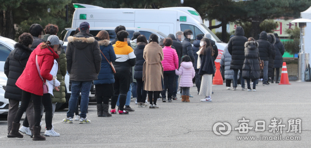 코로나19 하루 신규 확진자가 닷새 연속 1천명을 넘어선 20일 대구 달서구보건소 선별진료소에서 많은 시민들이 코로나19 검사를 받기 위해 줄지어 서 있다. 성일권 기자 sungig@imaeil.com