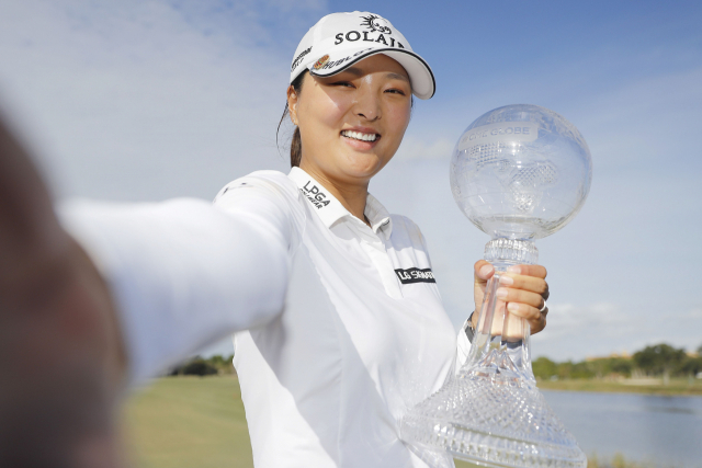 여자골프 세계랭킹 1위 고진영은 2020시즌 미국여자프로골프(LPGA)투어 최종전 CMS그룹 투어 챔피언십에서 우승하며 2년 연속 상금 1위를 차지했다.(연합뉴스)