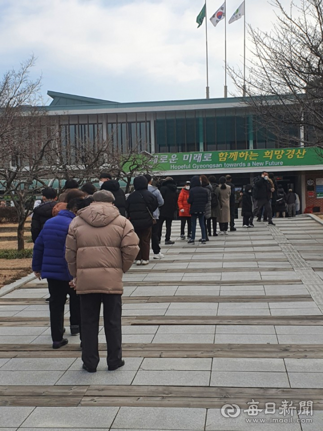 코로나19 확산세를 보이고 있는 경산에서 시민들이 경산시보건소 선별진료소를 찾아 검사를 받기 위해 줄을 서서 기다리고 있다. 김진만 기자