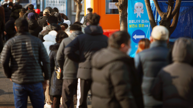 대구 동구보건소에 마련된 선별진료소에서 시민들이 검사를 받기 위해 길게 줄지어 기다리고 있다. 연합뉴스