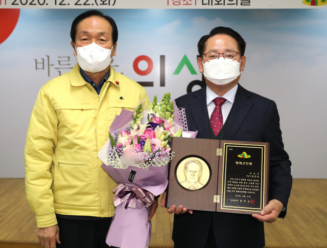 임주승(오른쪽) 경북 의성부군수가 37년간의 공직 생활을 의성에서 마무리하면서 김주수 의성군수로부터 명예군민증 상패를 받고 기념 사진을 촬영하고 있다. 의성군 제공