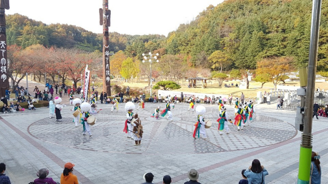 지난해 10월 말 김천직지문화공원에서 진행된 금릉빗내농악 상설공연 모습. 독자제공