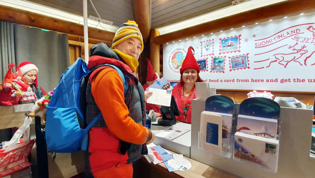 세계에서 유일하게 공인된 산타클로스 우체국에서 설렘을 안고 나에게 보내는 엽서를 써서 부쳤다.