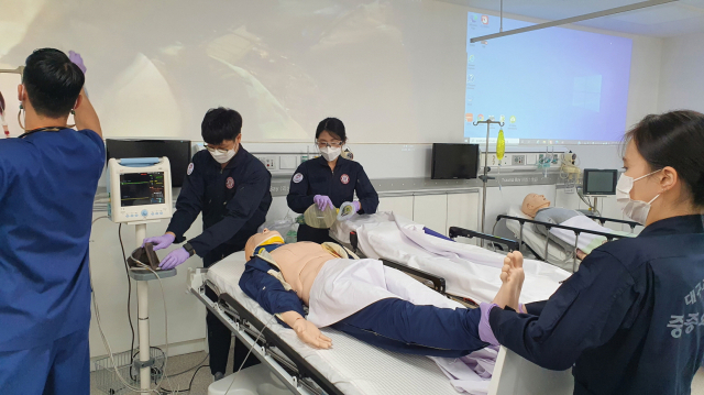 대구과학대 간호학과 학생들이 트라우마 센터(중증외상간호교육센터)에서 실습하고 있다. 대구과학대 제공