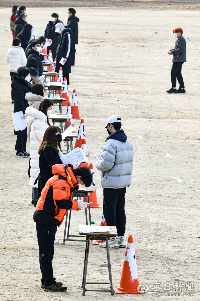 2021학년도 정시모집 원서 접수 결과 전국 교육대학의 평균 경쟁률이 전년도에 비해 다소 높아진 것으로 나타났다. 대구 경북고 운동장에서 진행된 2021학년도 수능시험 성적표 배부 모습. 매일신문 DB