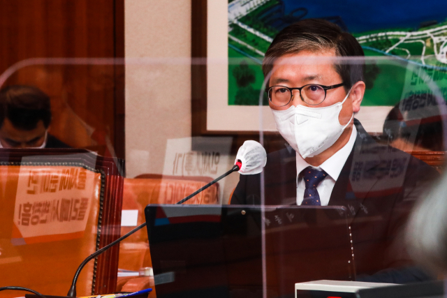 23일 국회 국토교통위원회에서 열린 변창흠 국토교통부 장관 후보자 인사청문회에서 변 후보자 주변 비말 차단 가림막에 국민의힘 의원들이 청문회장에 내건 항의 문구가 비치고 있다. 연합뉴스