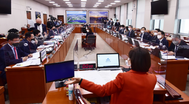 국민의힘 주호영 원내대표가 23일 오전 서울 여의도 국회에서 열린 기자간담회에서 변창흠 국토교통부 장관 후보자의 3대 결격사유, 코로나19 백신 확보 등 현안 관련 발언을 하고 있다. 연합뉴스